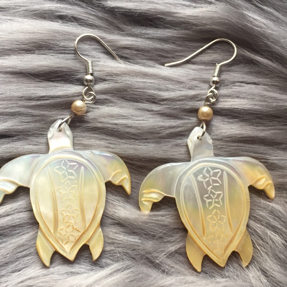 Jewelry - 🆕 dangle earrings with Honu (turtle) design